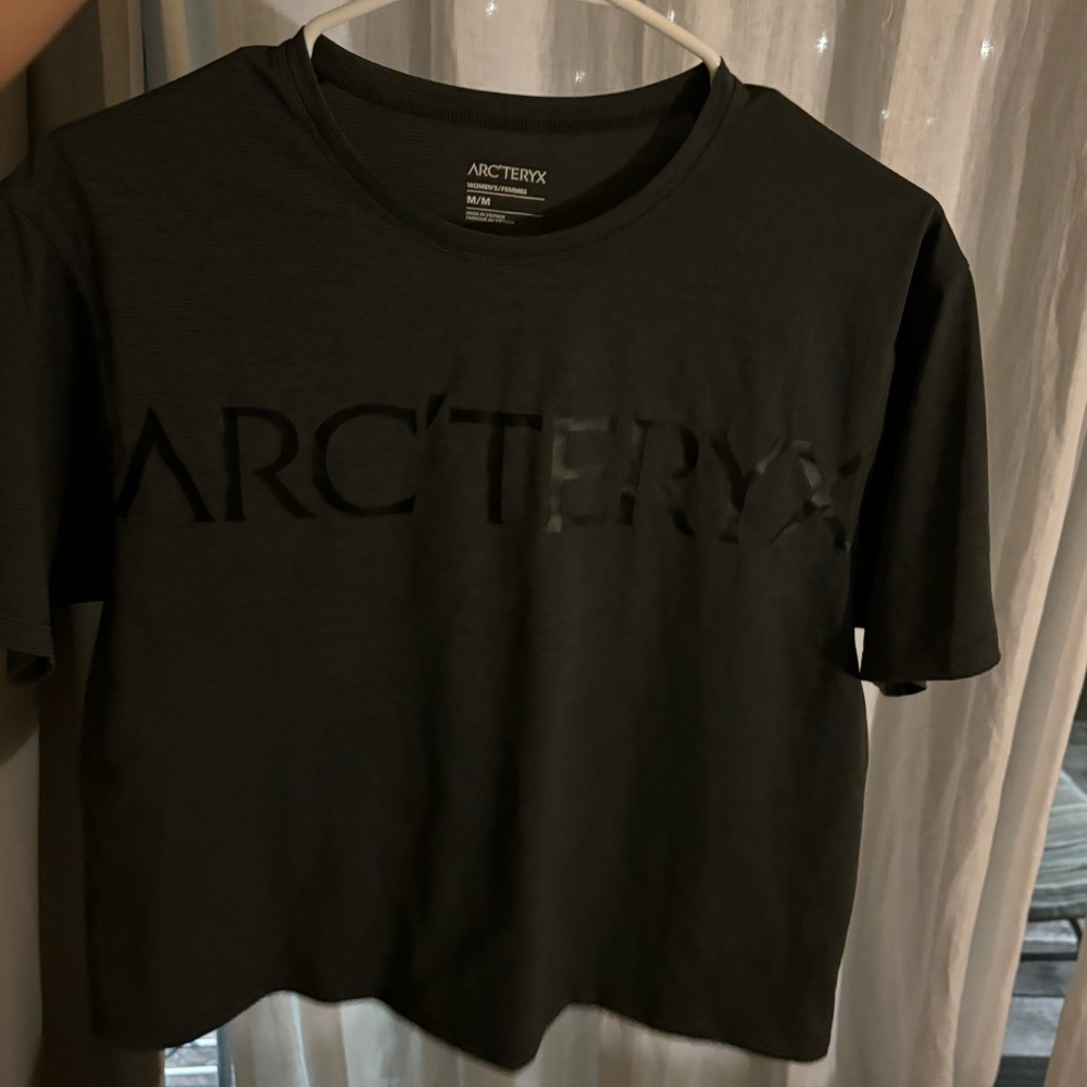 Arcteryx crop t shirt with logo on tshirt 

Brand new- never worn